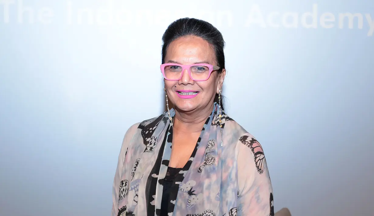 Masih di tempat yang sama, Christine Hakim menilai film bertema politik jarang di temui di Indonesia lantaran ia melihat banyak kendala. Meski era reformasi bebas, tapi ia melihat banyak kendala saat proses syuting. (Deki Prayoga/Bintang.com)