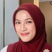 Alyssa Soebandono dengan Makeup Flawless dengan blushon pink. [@nooibeuty]