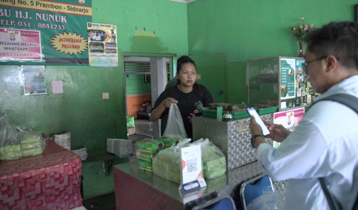"Sajian kue klepon kami selalu disajikan dalam kondisi hangat, sehingga banyak pelanggan yang mencarinya karena dinilai memiliki rasa enak," ujar Nugraeni saat tim Jelajah Merdeka berkunjung ke Desa Bulang pada akhir Juni 2024.