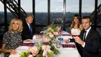 Presiden AS Donald Trump dan Melania Trump duduk bersama Presiden Prancis Emmanuel Macron dan Brigitte Macron dalam jamuan makan malam di Menara Eifel, Paris, Kamis (13/7). Kunjungan Trump ke Paris, merupakan undangan Macron. (AP Photo/Carolyn Kaster)