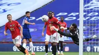 David De Gea saat menghalau bola pada duel semifinal Piala FA kontra Chelsea di Stadion Wembley, Senin dini hari WIB (20/7/2020).  (AFP/Andy Rain)