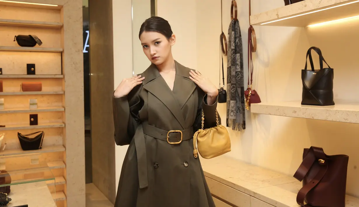 Ready to Wear dan bag Loewe, Makeup by Laura Mercier, Hair by Sisley, Model: Clara for Studio47.