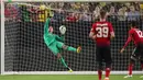 Kiper MU, Joel Pereira gagal mengamankan bola saat melawan Club America pada laga uji coba di University of Phoenix Stadium, Glendale, Arizona, (19/7/2018). MU bermain imbang 1-1. (Christian Petersen/Getty Images for International Champions Cup/AFP)