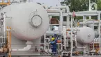 Pekerja beraktivitas di Lapangan Pertamina EP Sukowati Bojonegoro, Jawa Timur, Kamis (7/12/2023). (Liputan6.com/Angga Yuniar)