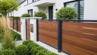 7 Inspirasi Pagar dengan Sentuhan Kayu Sintetis yang Bikin Fasad Rumah Makin Elegan
