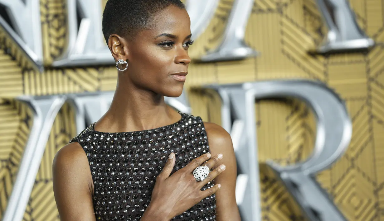 Letitia Wright berpose saat tiba menghadiri pemutaran perdana film 'Black Panther: Wakanda Forever' di London, Kamis, 3 November 2022. Letitia, yang lahir di Guyana, membintangi film tersebut sebagai karakter Shuri. (Photo by Scott Garfitt/Invision/AP)
