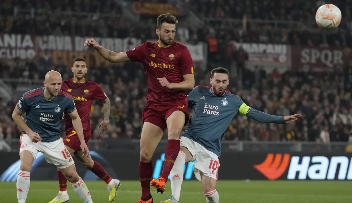 Gelandang AS Roma Bryan Cristante berebut bola dengan gelandang Feyenoord Orkun Kokcu pada leg kedua perempat final Liga Europa 2022/2023 di Stadio Olimpico, Jumat (21/4/2023) WIB. (AP Photo/Alessandra Tarantino)