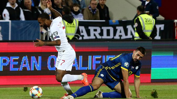 Penyerang Timnas Inggris, Raheem Sterling berusaha mengontrol bola dibayangi pemain timnas Kosovo, Edon Zhegrova pada laga Grup A kualifikasi Piala Eropa 2020 di Fadil Vokrri Stadium, Minggu (17/11/2019). Timnas Inggris mampu meraih kemenangan telak 4-0 atas timnas Kosovo. (AP/Boris Grdanoski)