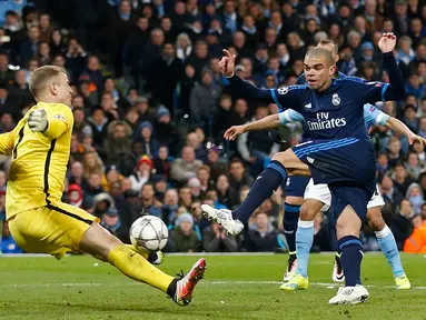  Kiper City, Joe Hart menghalau bola tendangan bek Real Madrid, Pepe pada leg pertama Semifinal Liga Champions di stadion Etihad, Inggris, (27/4). Real Madrid bermain imbang dengan City dengan skor 0-0. (Reuters/Carl Recine)