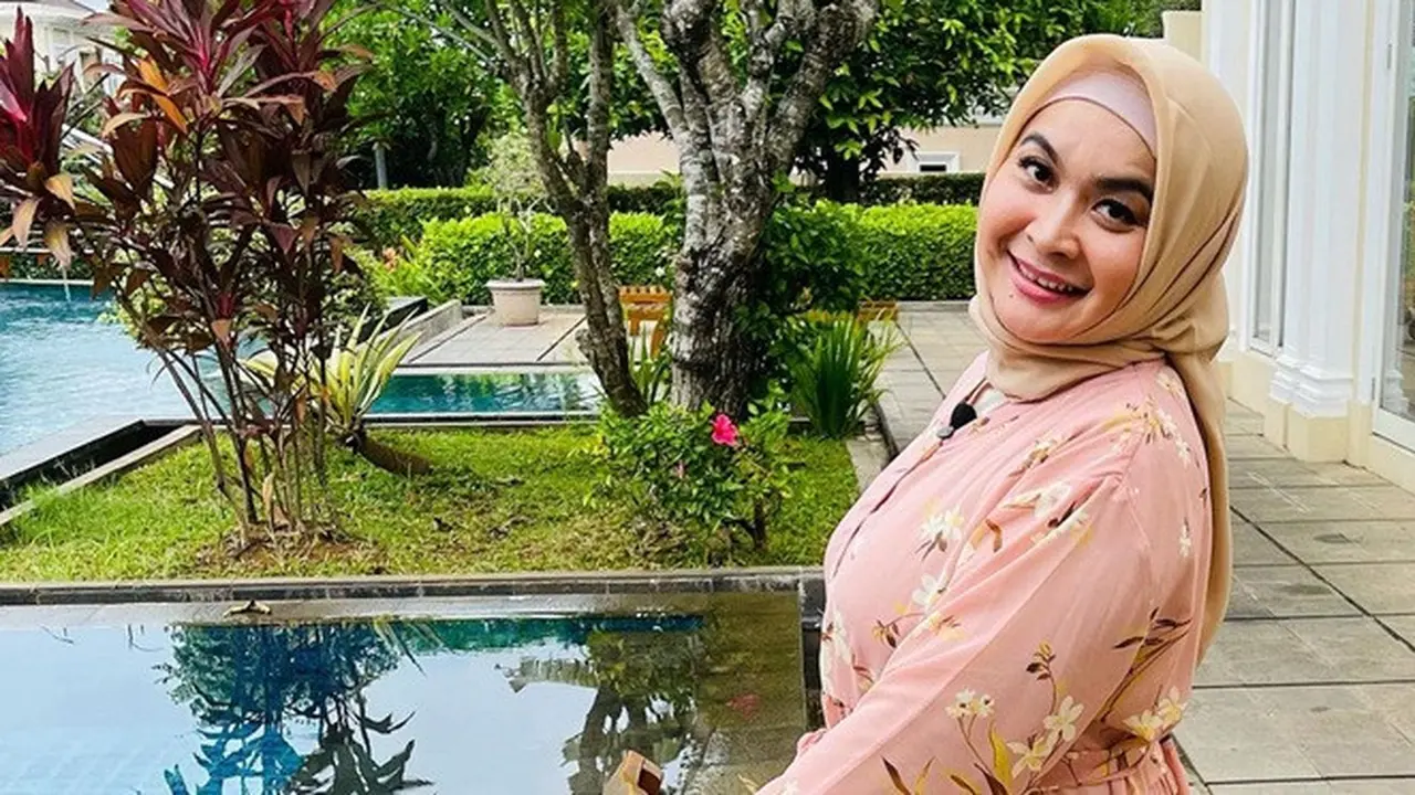 Lama Vakum, Ini 7 Potret Ulfa Dwiyanthi yang Tetap Awet Muda di Usia Hampir 50 Tahun