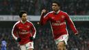 Denilson (kanan) sempat digadang-gadang menjadi jenderal lapangan tengah Arsenal setelah direkrut pada tahun 2006. Namun, Denilson tidak bisa bersinar karena mengalami masalah cedera serius selama berada di London. Denilson menghabiskan sisa kariernya di Brasil. Namun, dia belum pernah terlihat di lapangan sejak meninggalkan Brasil de Pelotas pada tahun 2021. (AFP/Glyn Kirk)
