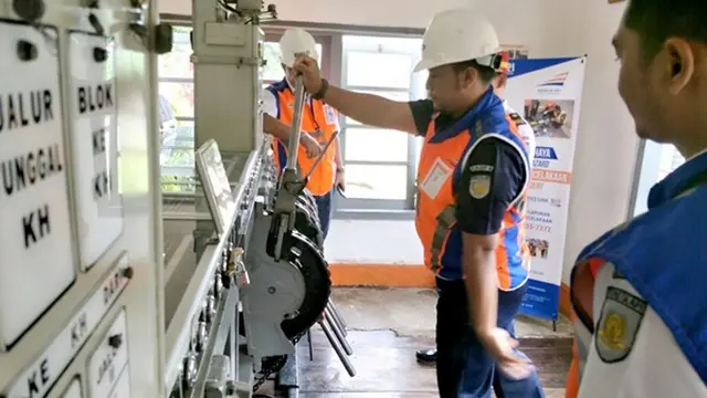 Pengecekan sistem perjalanan kereta api di wilayah Daop 5 Purwokerto. (Foto: Liputan6.com/KAI Daop 5 PWT/Muhamad Ridlo)