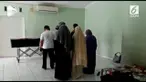 Setelah dimandikan dan dikafani, jenazah Raden Retno Winingsih, ibunda Roro Fitria, dimasukan ke dalam peti lalu disalatkan olah keluarga dan orang terdekat di Rumah Sakit Fatmawati, Jakarta Selatan