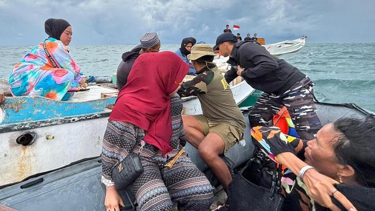 FOTO: KRI Hiu-634 Evakuasi Lima Penumpang KM Jolor yang Mati Mesin di Perairan Makassar