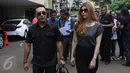 Sonny Tulung dan kekasihnya Cindy usai melapor di Sentra Pelayanan Kepolisian (SPK) Polda Metro Jaya, Jakarta, (12/04). Kekasish Sony Tulung melaporkan pria berinisial TJD atas kasus dugaan perbuatan tidak menyenangkan. (Liputan6.com/Herman Zakharia)