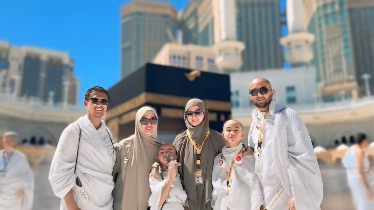 7 Potret Revalina S Temat Umrah Bareng Keluarga, Dua Anak Tampil Kompak dengan Rambut Plontos