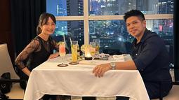 Personel grup musik The Dance Company itu mengajak sang istri menikmati dinner romantis di sebuah restoran dengan pemandangan malam yang indah. Dalam momen tersebut, pasangan selebriti yang menikah pada 23 Agustus 2008 ini tampil serasi dalam balutan busana bernuansa gelap. (Liputan6.com/IG/@artikasaridevi)