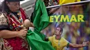 Sebuah poster Neymar dipajang dan diberi ritual khusus. Dengan ritual ini, mereka percaya, Neymar akan bersinar di Piala Dunia 2014, Peru, Selasa (10/06/2014) (AFP PHOTO/ERNESTO Benavides)