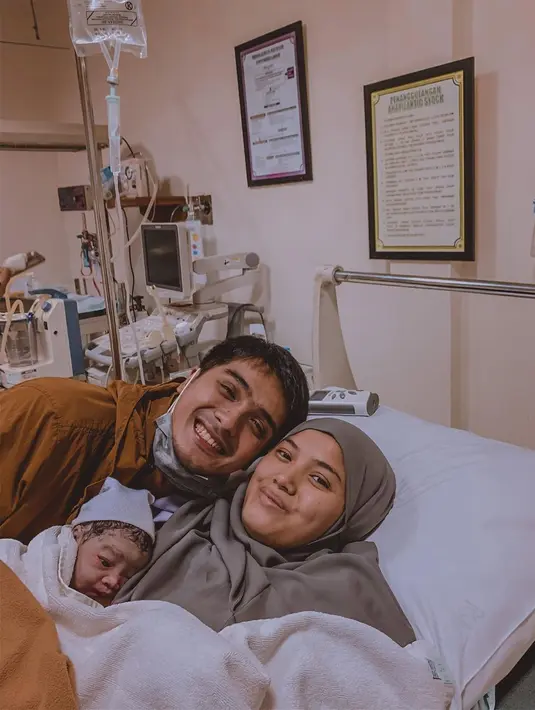 Lewat akun Instagramnya, Ricky menyampaikan kebahagiaan tersebut. Ia mengunggah fotonya bersama sang istri dan bayi kecil yang baru lahir itu. Wajah bahagia terpapar dari Ricky dan Herfiza. (Instagram/rickyharun)