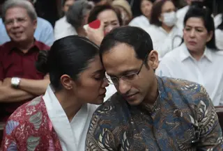 Terdakwa kasus dugaan korupsi pengadaan Chromebook dalam program digitalisasi pendidikan di Kemendikbudristek, Nadiem Anwar Makarim bersama istrinya Franka Franklin sebelum sidang vonis  di Pengadilan Tipikor, Jakarta, Selasa (30/06/2026). (Kapanlagi.com/Budy Santoso)