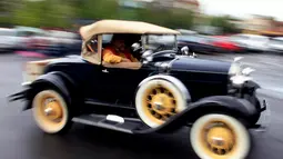 Ford Model A Roadster buatan tahun 1931 terlihat "ngebut" di di area pameran mobil antik ke-3 di Bucharest, Rumania (12/4/2014) (REUTERS/Radu Sigheti)