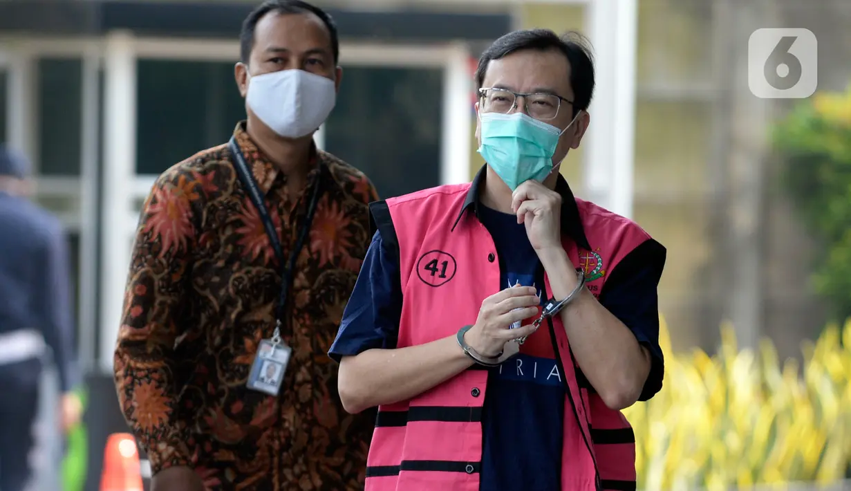 Komisaris PT Hanson Internasional Benny Tjokrosaputro memasuki Gedung KPK, Jakarta, Jumat (31/1/2020). Penyidik Kejaksaan Agung kembali menumpang ruangan Gedung KPK untuk melakukan pemeriksaan kembali Benny Tjokrosaputro di kasus dugaan korupsi di PT Asuransi Jiwasraya. (merdeka.com/Dwi Narwoko)