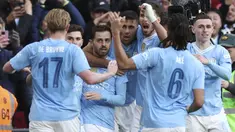 Manchester City sukses melangkah ke babak final Piala FA 2023/2024 setelah menyingkirkan Chelsea di semifinal dengan skor tipis 1-0 pada laga yang digelar di Wembley Stadium, London, Sabtu (20/4/2024) malam WIB. The Citizens harus menunggu hingga menit ke-84 untuk menggetarkan jala gawang The Blues melalui aksi Bernardo Silva. (AP Photo/Ian Walton)