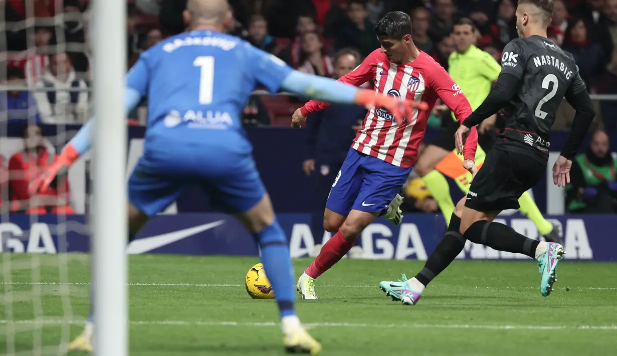 Penyerang Atletico Madrid #19 Alvaro Morata (tengah) berebut bola dengan bek Real Mallorca #02 Matija Nastasic pada lanjutan Liga Spanyol di Stadion Wanda Metropolitano, Minggu (26/11/2023). (Thomas COEX / AFP)
