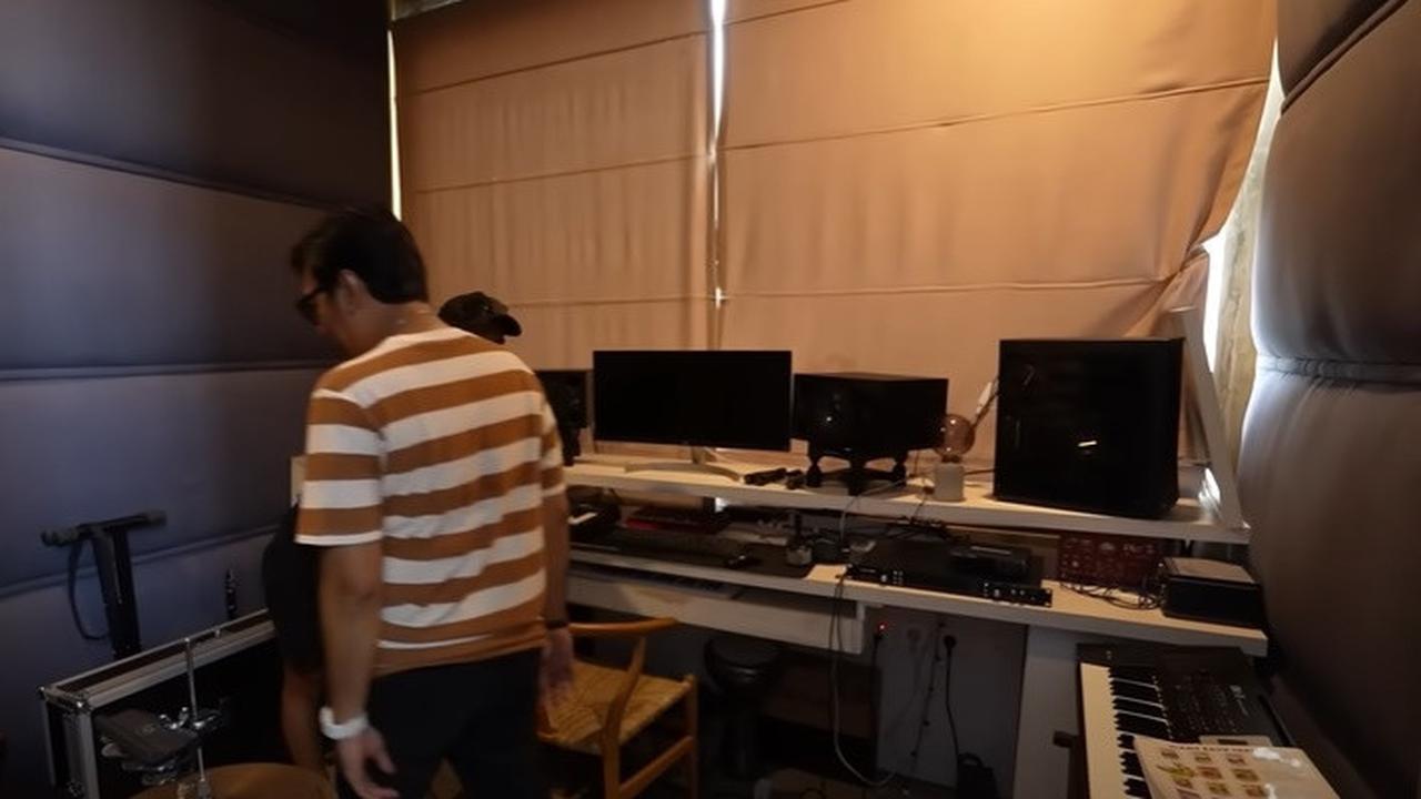 8 Potret Studio Ayudia Bing Slamet dan Ditto Percussion yang Kini Tinggal di Bali, Tampak Minimalis - Ada Balkon dengan Pemandangan Indah