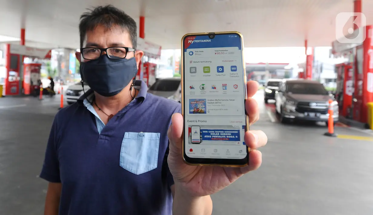 Pengendara menunjukkan aplikasi MyPertamina saat mendaftar untuk pembelian bahan bakar minyak (BBM) jenis Pertalite dan Solar subsidi untuk kendaraan roda empat di SPBU Pertamina 31.124.02 di kawasan Fatmawati, Jakarta, Rabu (27/7/2022). PT Pertamina (Persero) mencatat 80 persen kendaraan yang didaftarkan mengkonsumsi BBM jenis Pertalite. (merdeka.com/Arie Basuki)