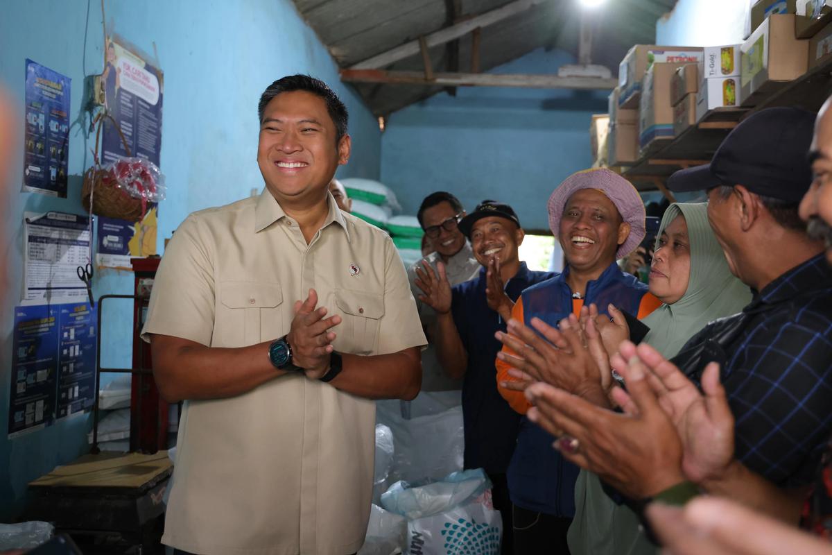 Wamentan Sudaryono sidak ke salah satu kios pupuk di Desa Pagentan, Kecamatan Singosari, Kabupaten Malang, Jawa Timur