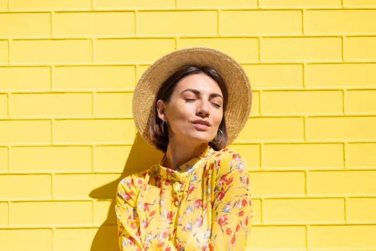 10 Pilihan Warna Outfit yang Cocok untuk Kulit Tan, Memesona!