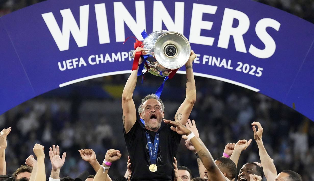 Pelatih PSG, Luis Enrique mengangkat trofi Liga Champions 2024/2025 setelah berhasil mengalahkan Inter Milan dalam laga final yang berlangsung di Allianz Arena, Munchen, Jerman, Minggu (01/06/2025) dini hari WIB. (AP Photo/Matthias Schrader)
