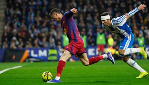 Pemain Barcelona, Robert Lewandowski (kiri), mengontrol bola sambil dikawal pemain Espanyol, Leandro Cabrera, pada laga La Liga/Liga Spanyol antara Espanyol vs Barcelona di Barcelona, Spanyol, Sabtu, 3 Januari 2026. (AP Photo/Joan Monfort)