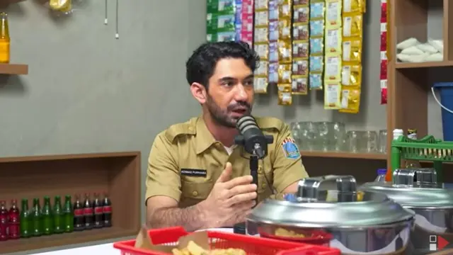 Pernah Dilempar Penghapus sama Guru, Reza Rahadian Kini Justru Tertarik Jadi Menteri Pendidikan.  foto: Youtube HAS Creative