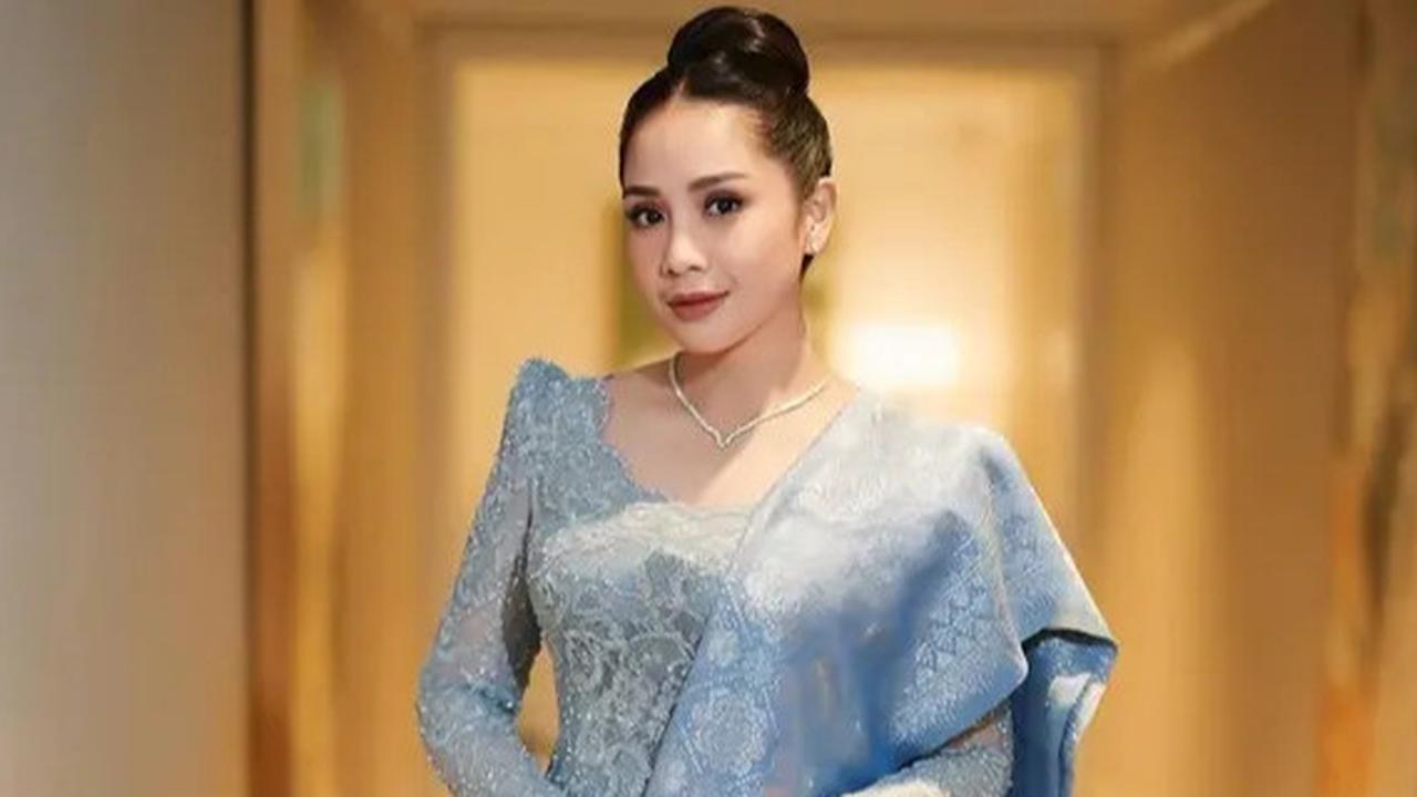 Potret Nagita Slavina Pakai Sandal Ratusan Juta Buat Santai di Rumah, Netizen 'Seharga Rumah Subsidi Buat Diinjek