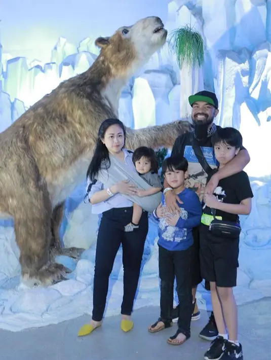 Selain berlibur ke luar negeri, keluarga Peppy dan Julia Hermawan ini juga menjelajahi Indonesia. Salah satunya saat mereka berkunjung ke Batu, Malang beberapa waktu lalu. (Liputan6.com/IG/@julia_peppy)
