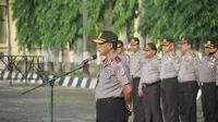 Kapolda Sulsel Irjen Anton Charliyan memimpin apel perdana usai libur nasional dan cuti bersama Hari Raya Idul Fitri 1437H di lingkup Polda Sulsel. (Liputan6.com/Eka Hakim)