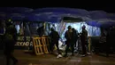 <p>Militer Sri Lanka melepaskan tenda dari lokasi kamp protes anti-pemerintah di luar Sekretariat Presiden di Kolombo, Sri Lanka, Jumat (22/7/2022). Pasukan keamanan di Sri Lanka menggerebek kamp protes anti-pemerintah utama di ibu kota Kolombo dan mulai merobohkan tenda. (AP Photo/Rafiq Maqbool)</p>