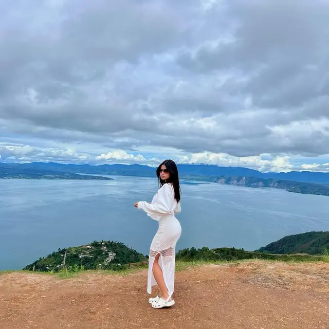 Potret cantik Maria Theodore saat liburan ke Danau Toba (Instagram/mariatheodoree)