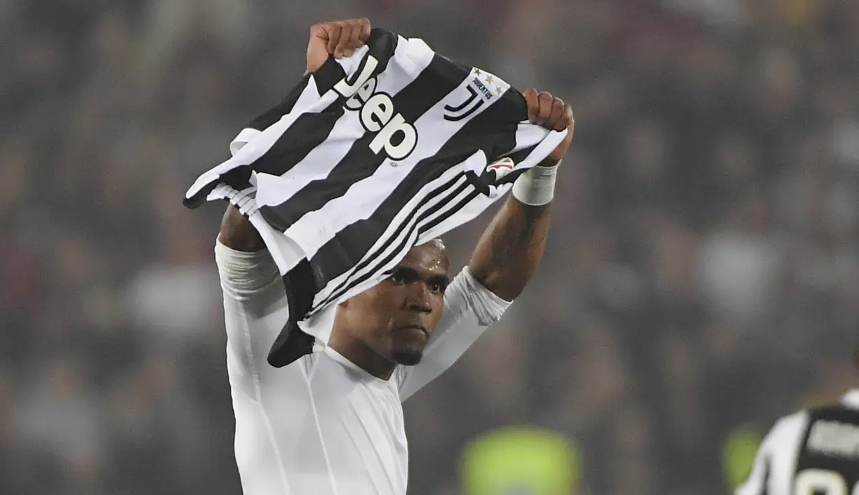 3. Douglas Costa - Douglas Costa kembali ke Bayern Munchen dengan status pinjaman pada musim panas ini akibat tak masuk dalam rencana Andrea Pirlo di Juventus musim ini. Costa sebelumnya pernah membela Bayern setelah didatangkan dari Shaktar Donetsk pada musim panas 2015. (AFP/Tiziana Fabi)