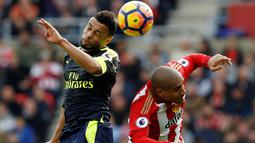 Pemain Arsenal, Francis Coquelin (kiri), berebut bola dengan pemain Sunderland, Wahbi Khazri, dalam laga Premier League di Stadium of Light, Sabtu (29/10/2016). (Action Images via Reuters/Craig Brough)