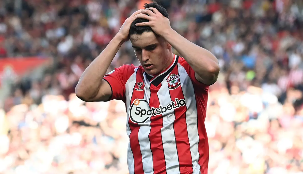 Valentino Livramento. Bek kanan Inggris berusia 19 tahun yang kini tengah menjalani musim pertamanya bersama Southampton usai didatangkan dari tim yunior Chelsea di awal 2021/2022 selalu tampil dalam 17 laga di Liga Inggris musim ini. Sepasang gol dan assist berhasil dikoleksinya. (AFP/Glyn Kirk)