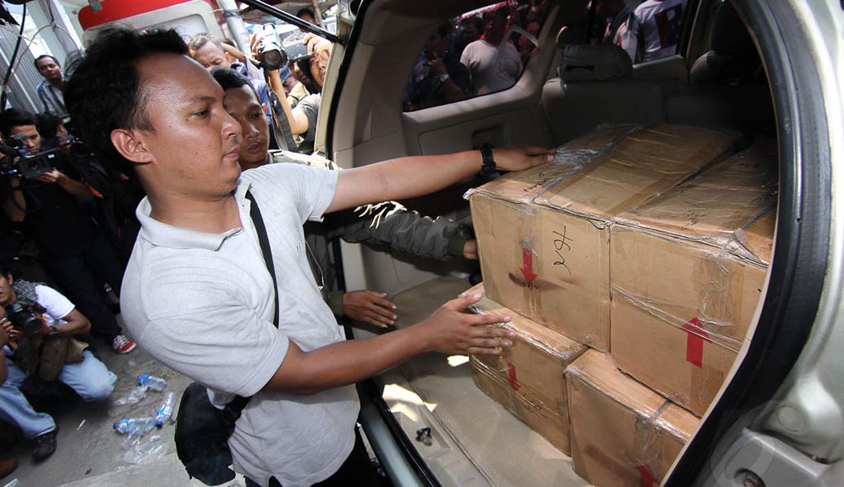 Polisi mendapati lima kardus narkotika jenis sabu dengan berat brutto 90 Kg, jika dikonversikan senilai Rp 180 miliar, Rabu (30/4/14). (Liputan6.com/Faizal Fanani)
