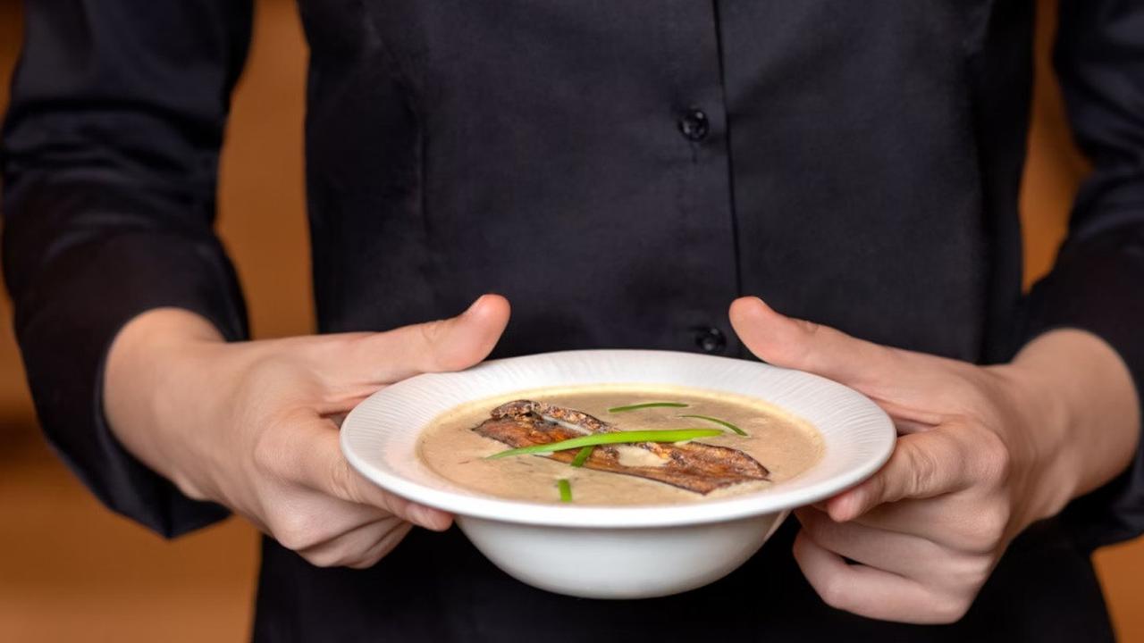 Ilustrasi Bubur dan Olahan Tumis Daging Sapi Cincang dengan Tahu Lembut