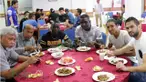 Pelatih T-Team, Rahmad Darmawan, dan para pemainnya yang pernah bermain di ISL seperti Makan Konate, Abdoulaye Maiga, dan Rohit Chand, saat makan malam bersama pemain T-Team lainnya, Senin (25/1/2016). (Bola.com/Nicklas Hanoatubun)