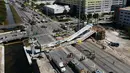 Kondisi jembatan pejalan kaki yang runtuh di Miami, Florida (15/3). Sebelumnya otoritas Florida memprediksi jumlah korban tewas antara enam dan 10 orang. (Pedro Portal / Miami Herald via AP)