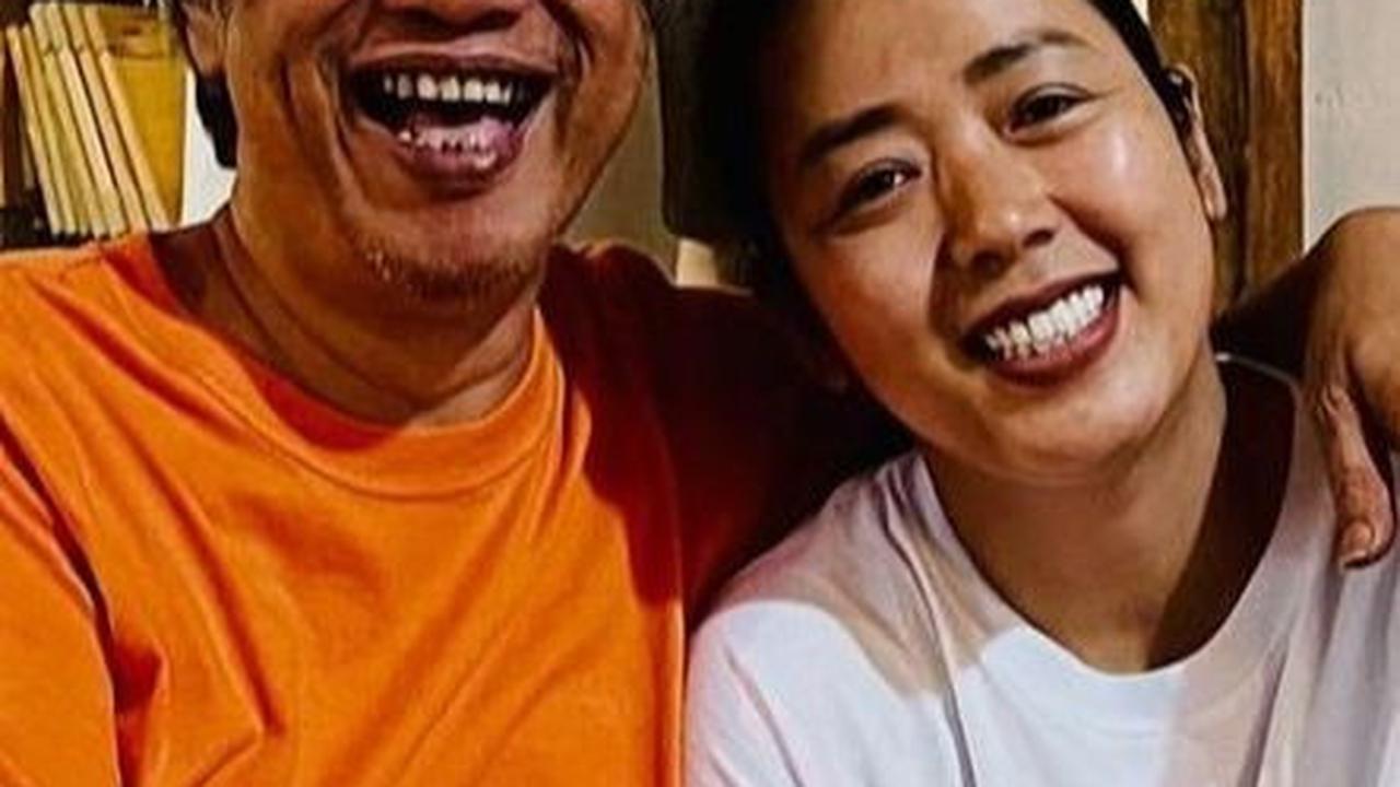 Ketika bekerja, ia tampil cantik memukau dengan gaun-gaun mewah, tetapi penampilan Soimah di rumah berbeda.