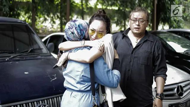 Pelukan Sang Ibunda Kuatkan Cinta Ratu saat Jalani Sidang Cerai