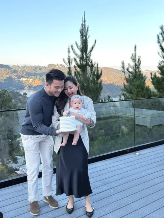 Dalam balutan dress satin serta paduan blazer ash grey, kombinasi ini tampak begitu sempurna dengan gaya sang anak yang mengenakan jumpsuit putih.  [Foto: instagram/ Jessica Mila]